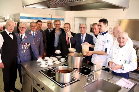 Die Vorspeise ist angerichtet – v.l. Franz-Josef (Schori) Scheidt, Malteser Karl-Heinz Lieb und Franz Kudak, Carsten Jungwelter, Sozialarbeiter Joachim Veemhof , Schulleiter Andreas Czorny, Oliver Bekiersch (Spßarkasse, Landrat Manfref Müller, Ernst-Heinrich Kuhnt, Dirk Tschischke und Gerd Wölfer . Nicht auf dem Foto: Helfer Bernd Haubeil, Foto Kreis Paderborn, Amt für Presse- und Öffentlichkeitsarbeit, Meike Delang  Obdachlosenessen